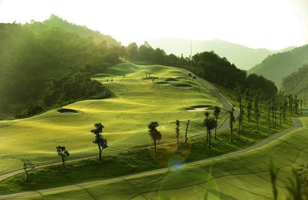 Đánh golf trên địa hình dốc như nào? Kỹ thuật đánh golf trên địa hình dốc